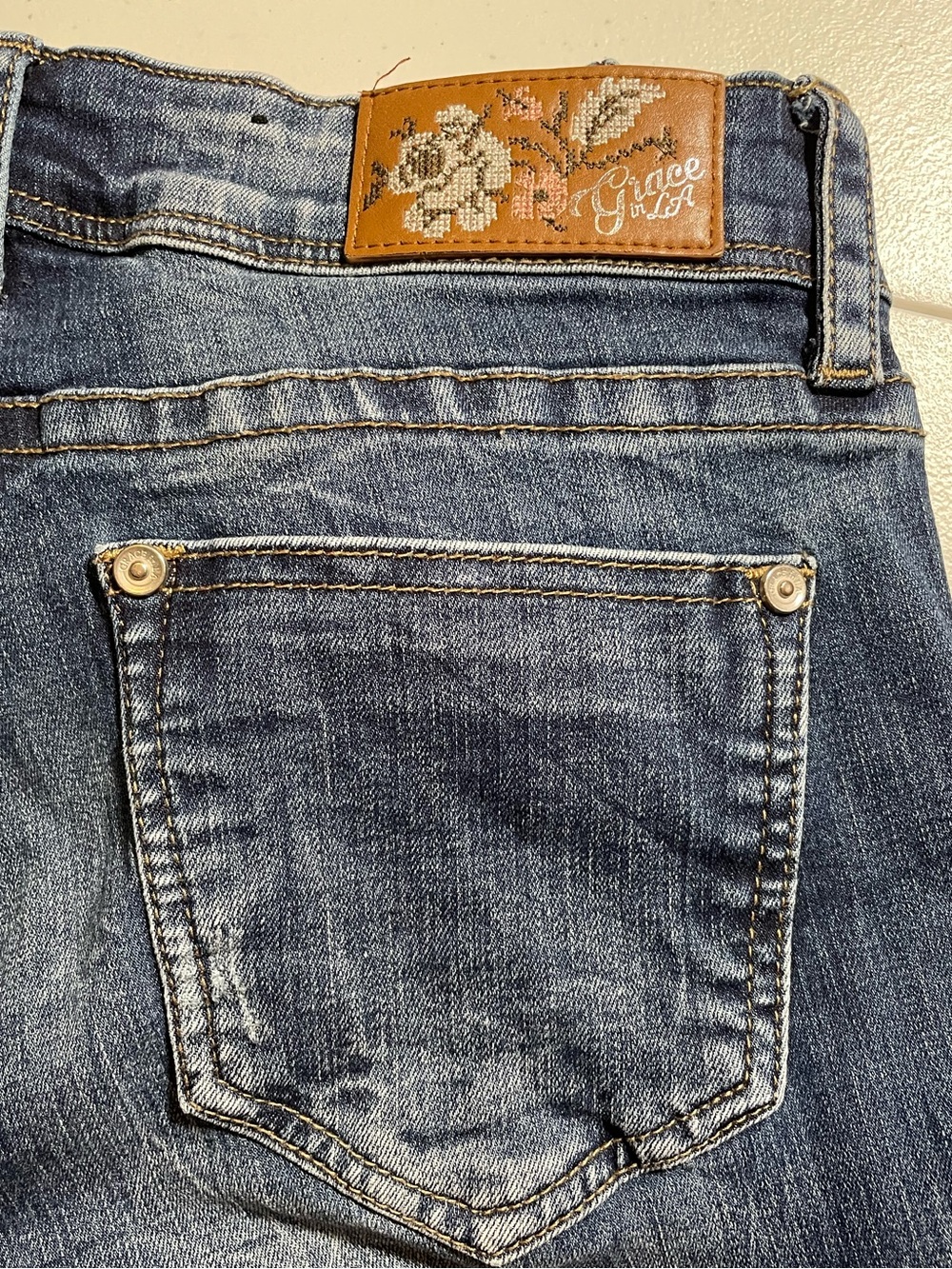 Grace in LA skinny jeans w/ pink and peach floral embroidery pattern. Size 28 - Picture 12 of 12